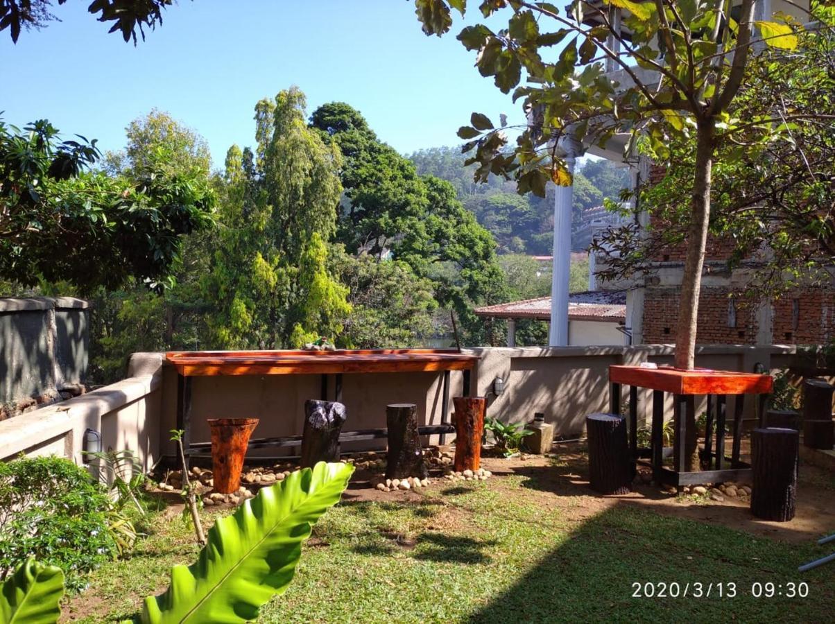Don'S Lounge & Villa แคนดี้ ภายนอก รูปภาพ